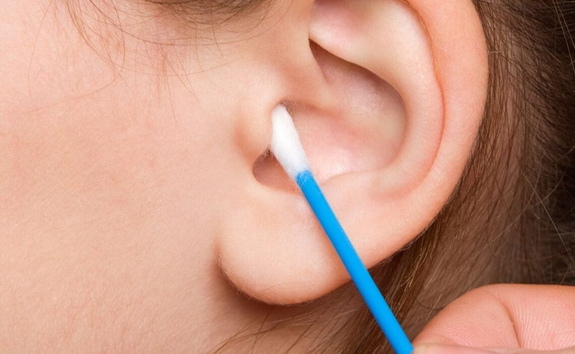 Cómo eliminar la cera de los oídos