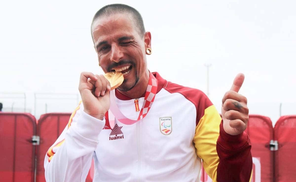 Sergio Garrote posa con la medalla de oro conseguida en Tokio 2020