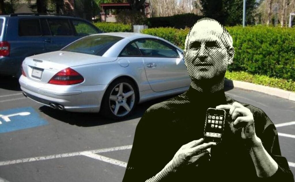 Steve Jobs coche en plaza aparcamiento discapacidad