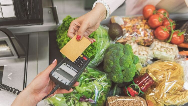 Pagar con tarjeta en un supermercado