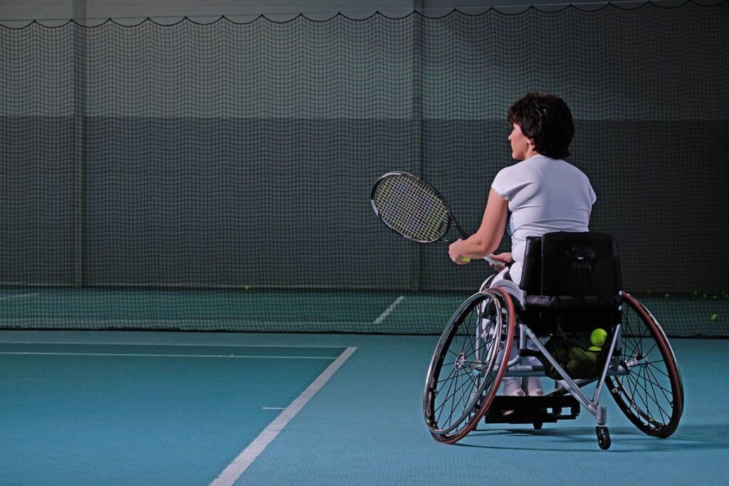 Tenista tenis en silla de ruedas