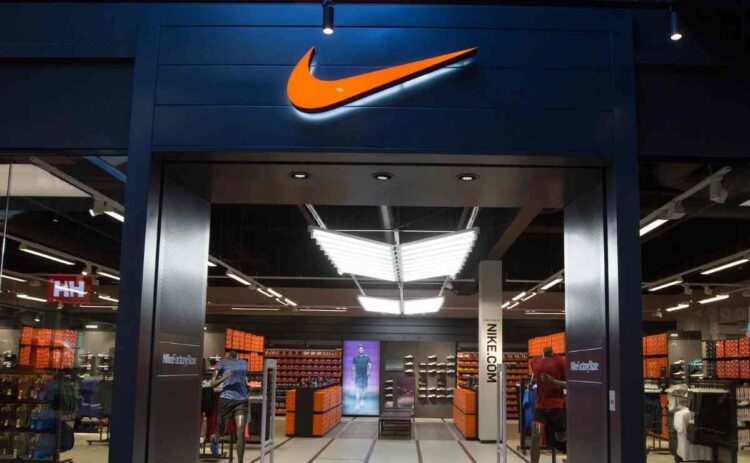 El Corte Inglés tira la casa por la ventana en las rebajas con 5 zapatillas Nike a mitad de precio