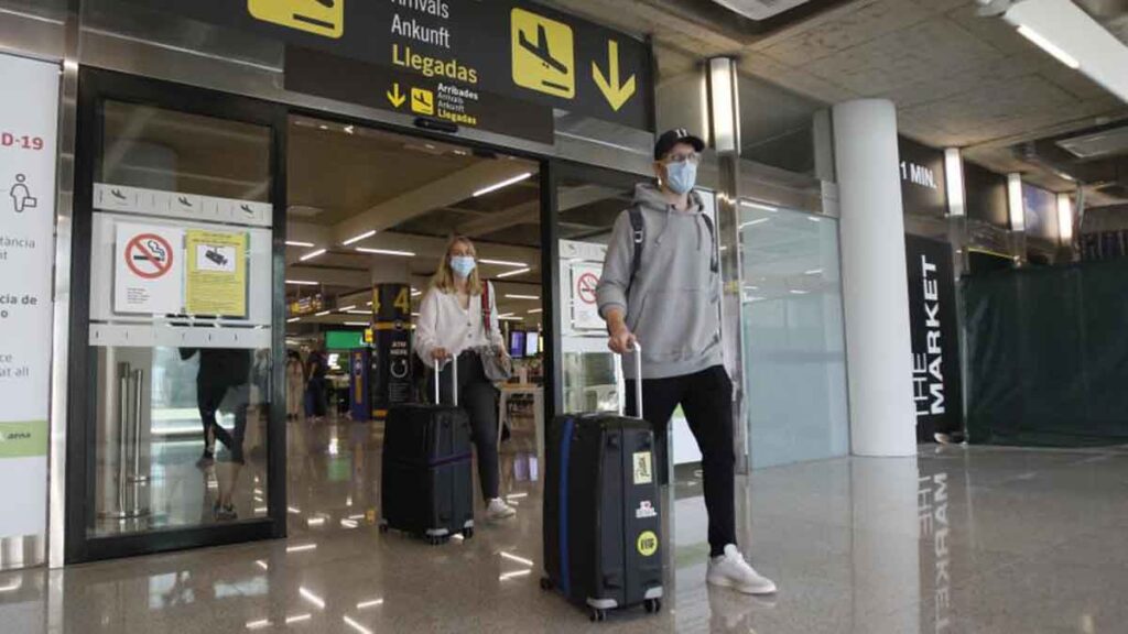 Turistas alemanes llegando al aeropuerto de Mallorca