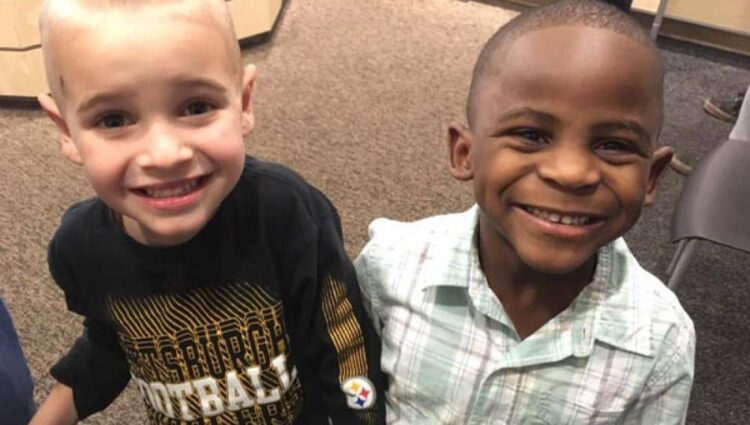 Un niño se corta el pelo igual que su amigo para que la maestra los confunda