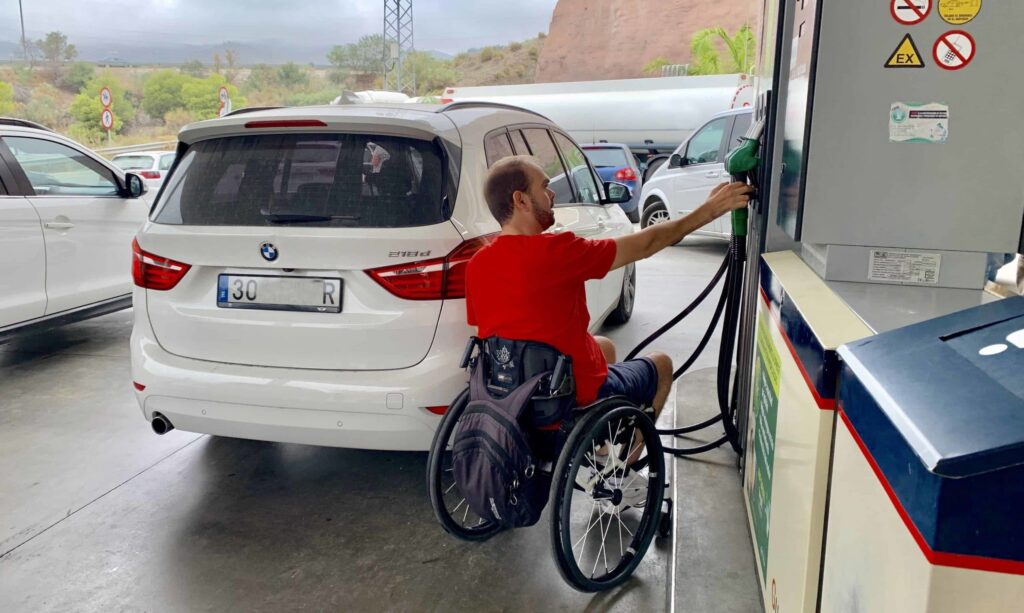 Usuario de silla echando gasolina