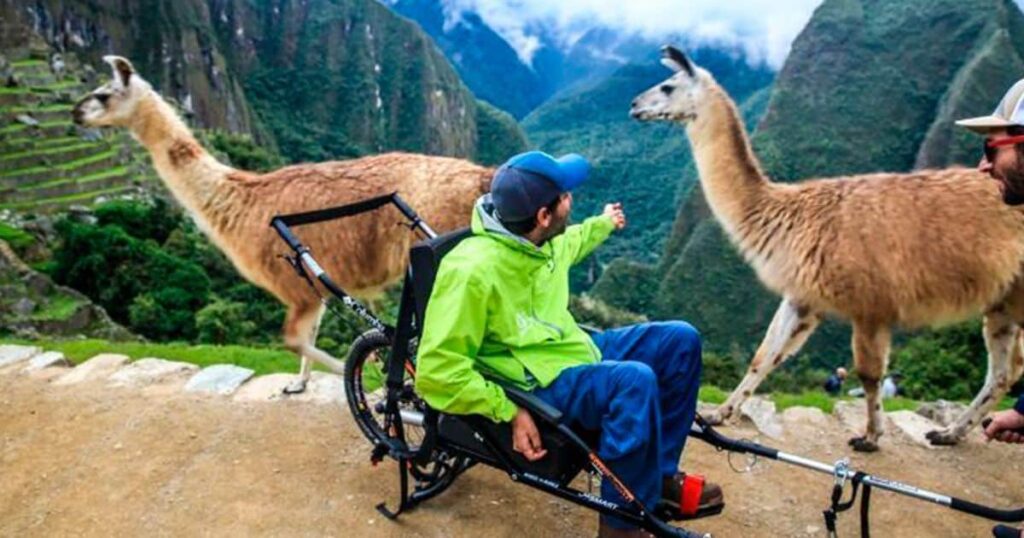 Usuario de silla en Machu Picchu