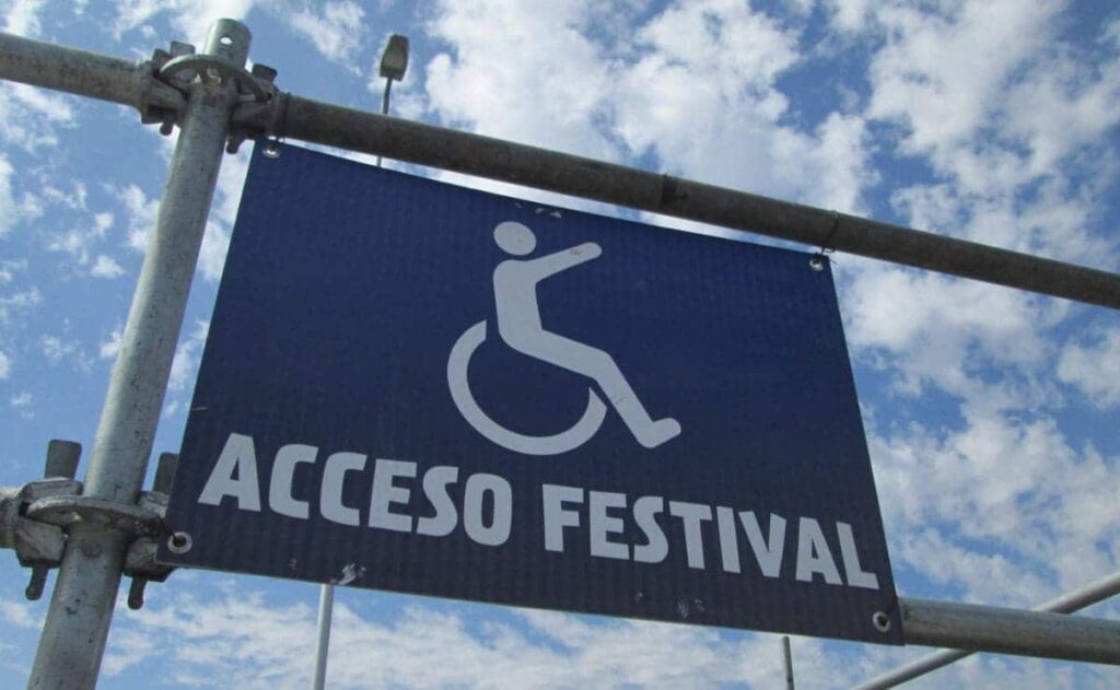 Cartel informativo para el acceso de personas con discapacidad a un festival de música