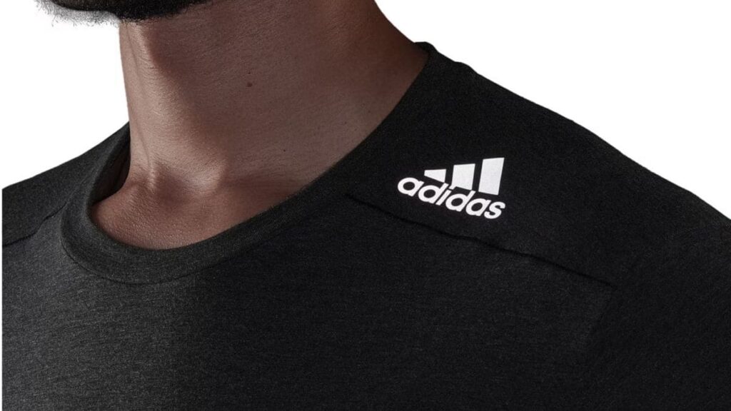 Di adi s al sof con esta camiseta de Adidas c moda y muy rebajada