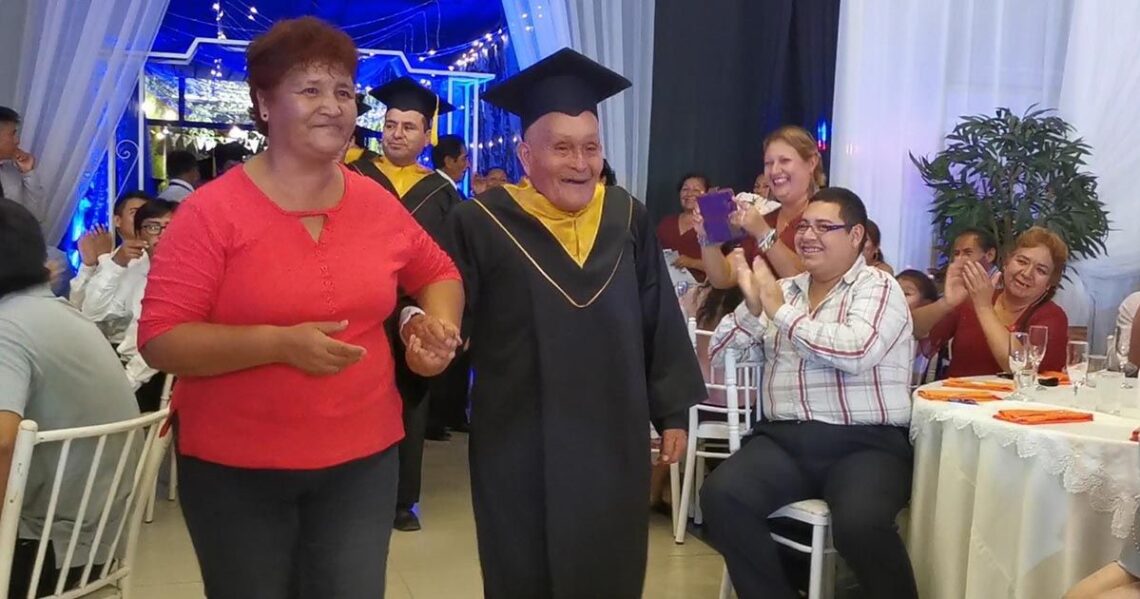 Alejo durante el acto de graduación