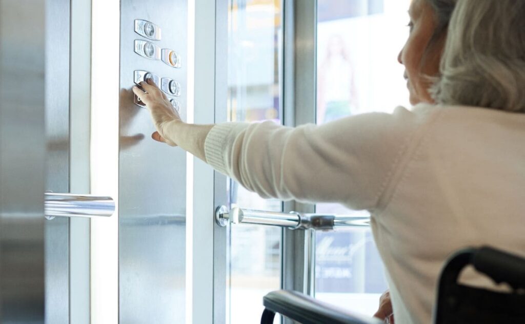 Esto es todo lo que debes saber sobre las ayudas para mejorar la accesibilidad en edificios con la instalación de un ascensor