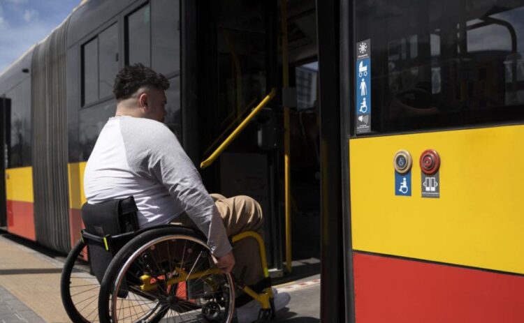 Persona con discapacidad subiendo al autobús