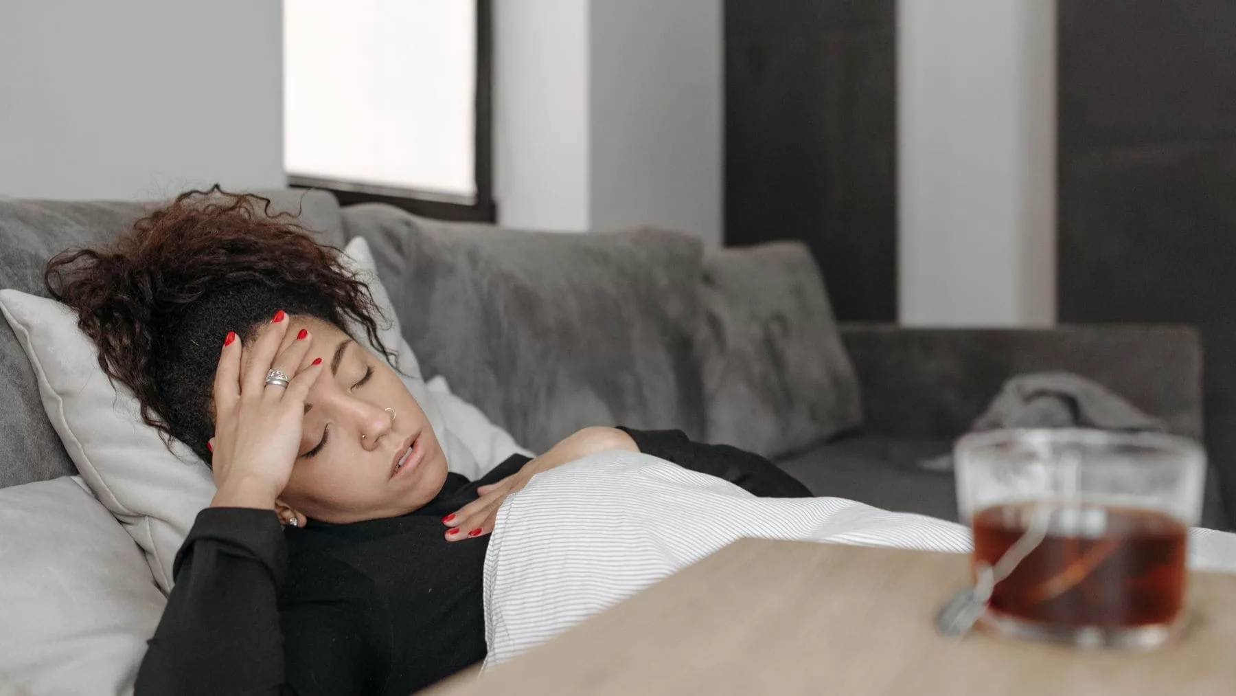 Mujer que se encuentra de baja laboral por incapacidad temporal de la Seguridad Social