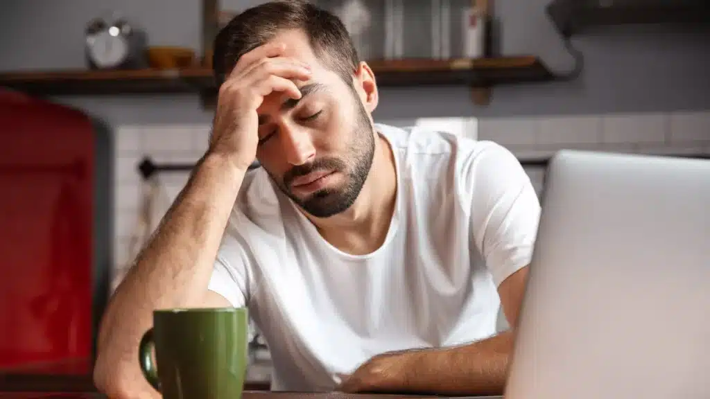 Hombre que se encuentra de baja laboral por incapacidad temporal de la Seguridad Social