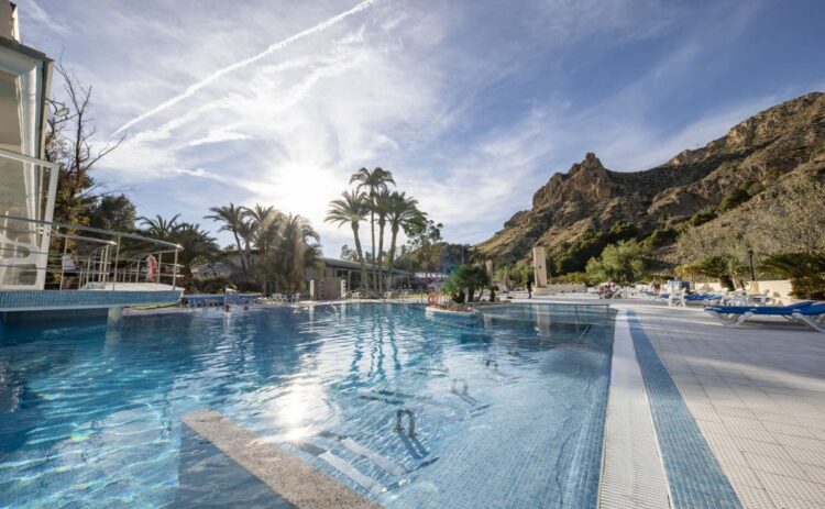 Piscina al aire libre del balneario de Archena que oferta Viajes El Corte Inglés