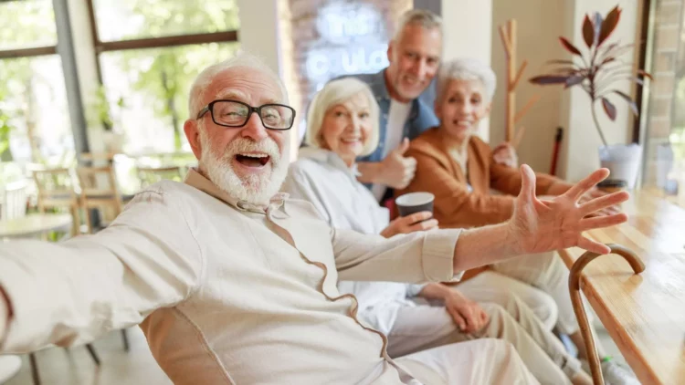 Las personas mayores de 65 años cuentan con beneficios y ayudas