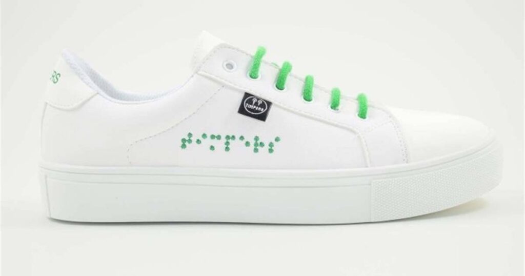 zapatillas blancas con cordones verdes de Timbers