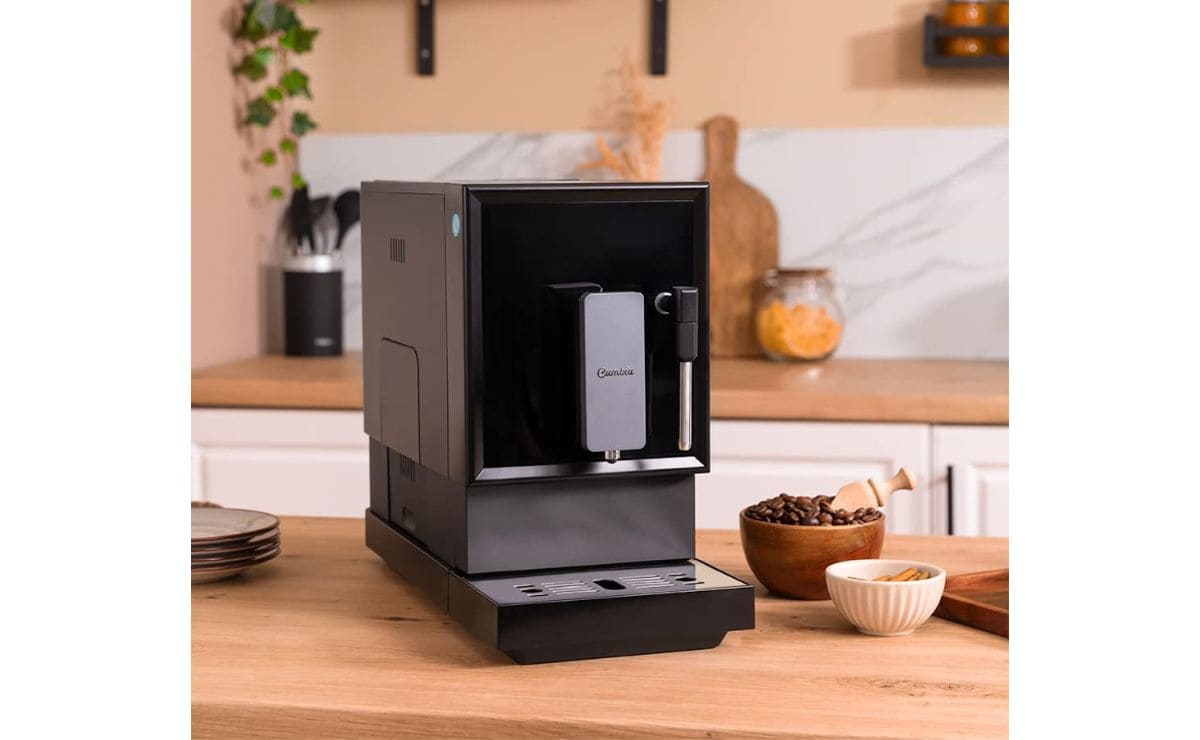 La cafetera superautomática compacta de Cecotec para cocinas pequeñas a  precio de chollo en