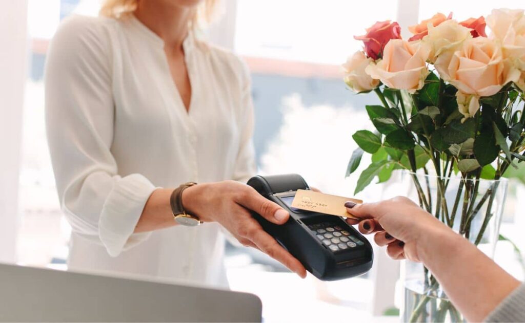 Aviso de Caixabank para las personas que paguen con tarjeta