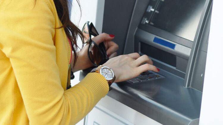 Hacienda y Agencia Tributaria establecen el limite de dinero en efectivo que se puede retirar en los cajeros automáticos