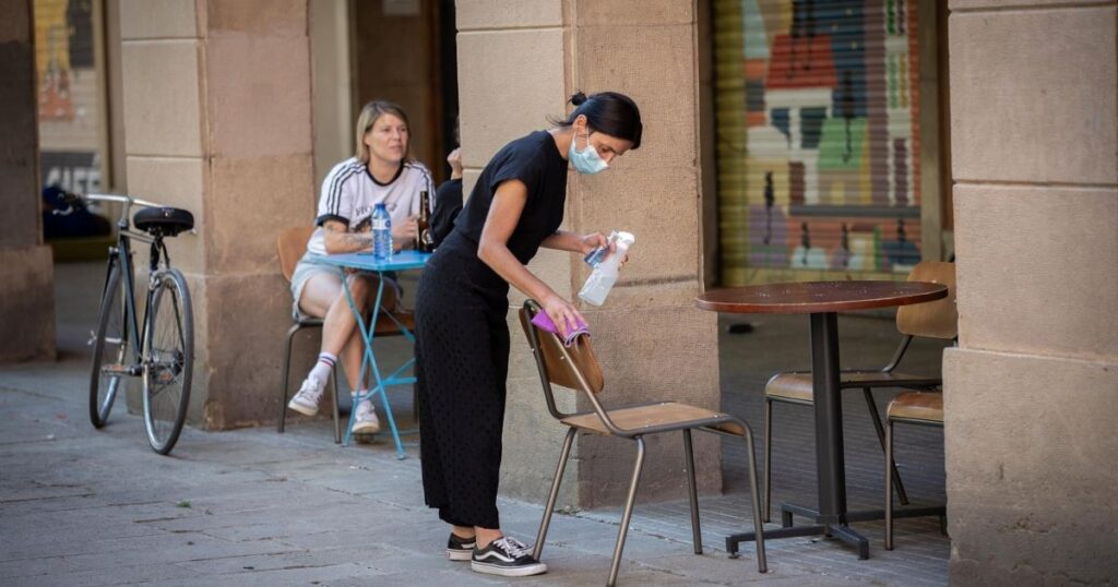 Una camarera trabajando en un bar durante la pandemia