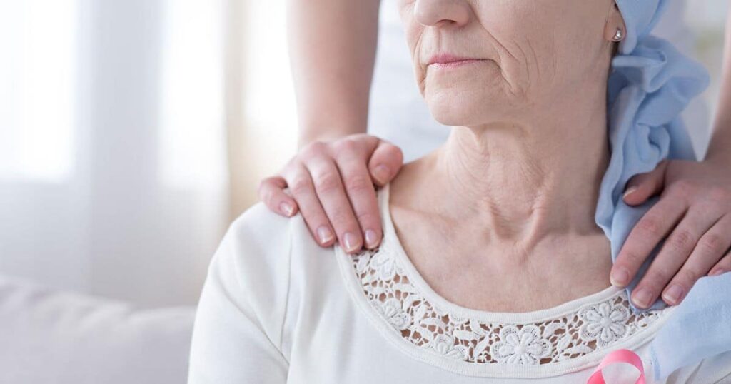 Mujer con pañuelo por cáncer