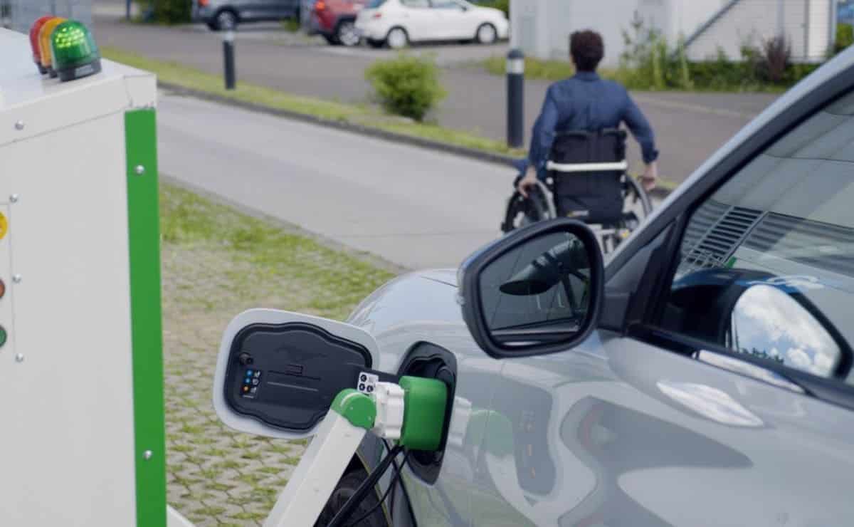 Ford prueba una estación de carga robótica para ayudar a los conductores en situación de discapacidad