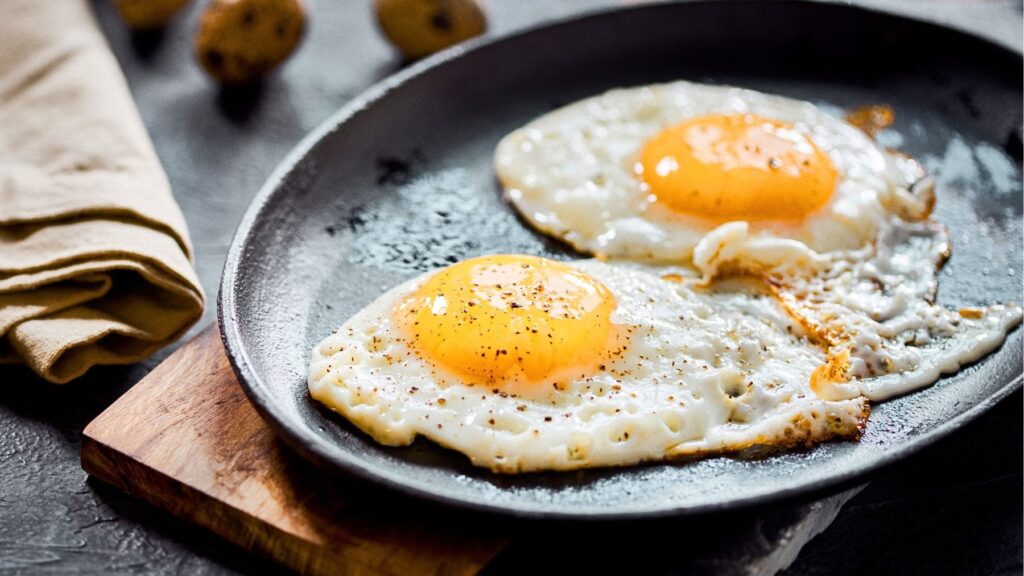 Huevos cocinándose en una sartén