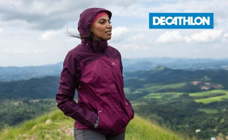 Decathlon rebaja la chaqueta impermeable mas versatil en montana o ciudad con capucha para la lluvia