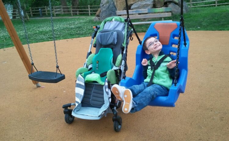 Niño con discapacidad jugando en un columpio