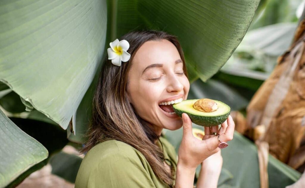 comer aguacate diario alimento salud digestión hortaliza fruto semilla