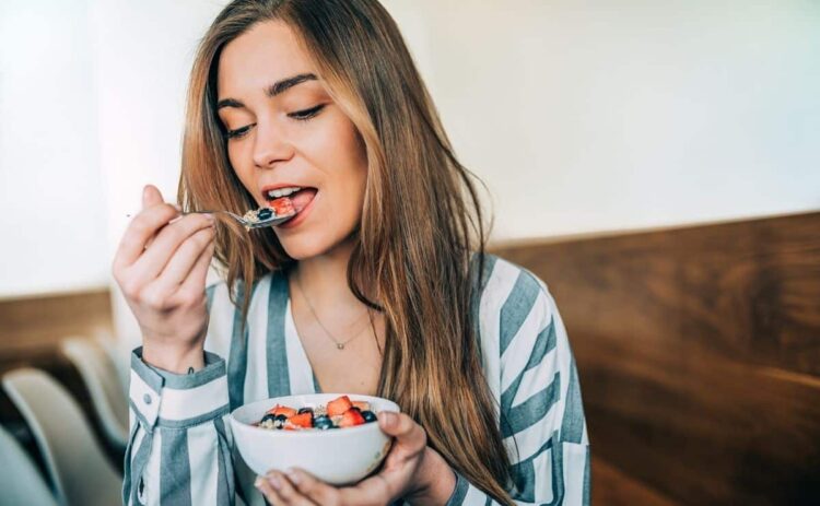 comer fruta ayunas alimento flora intestinal microbiota digestion desayuno