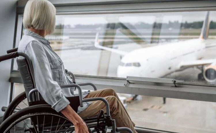 Una persona en silla de rueda a punto de coger un vuelo