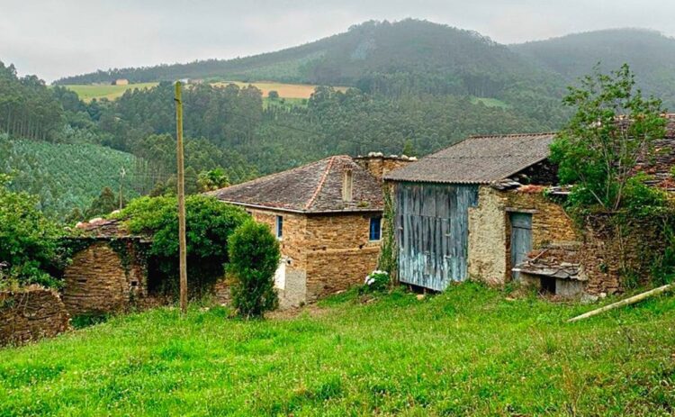 A la venta en Idealista un conjunto de 3 casas en una aldea de Galicia