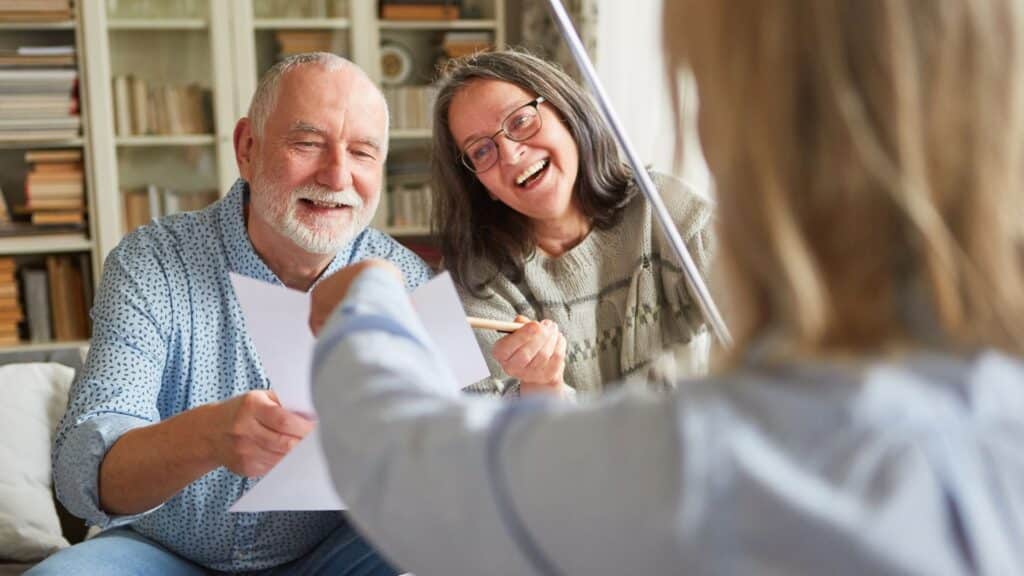 Cómo solicitar la ayuda para personas mayores de 65 años en Madrid