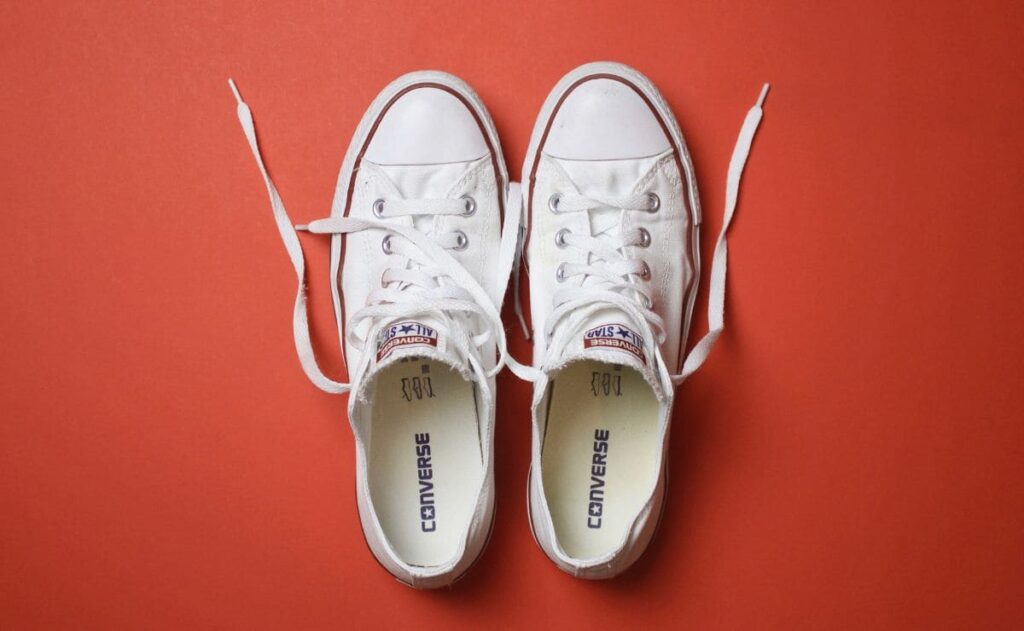 Limpieza de las zapatillas Converse blancas con bicarbonato