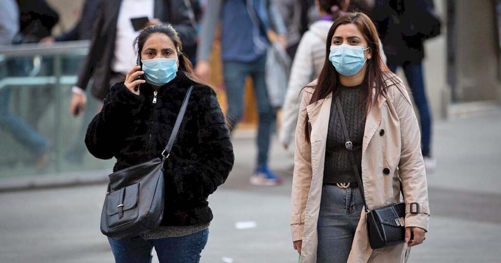 Personas con mascarillas para protegerse del coronavirus