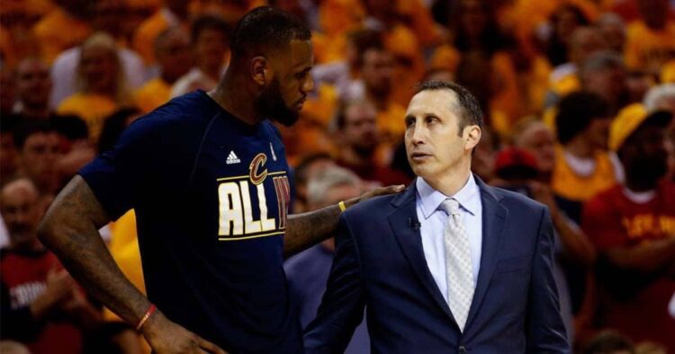 David Blatt y Lebron James durante un partido