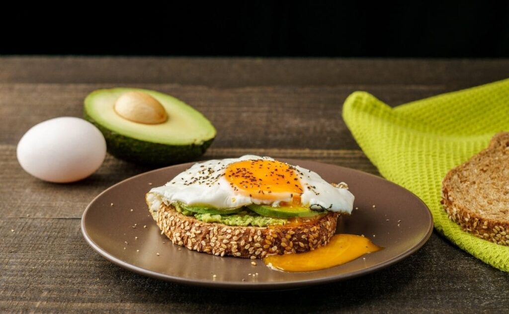 Desayunos saludables con aguacate que te gustarán