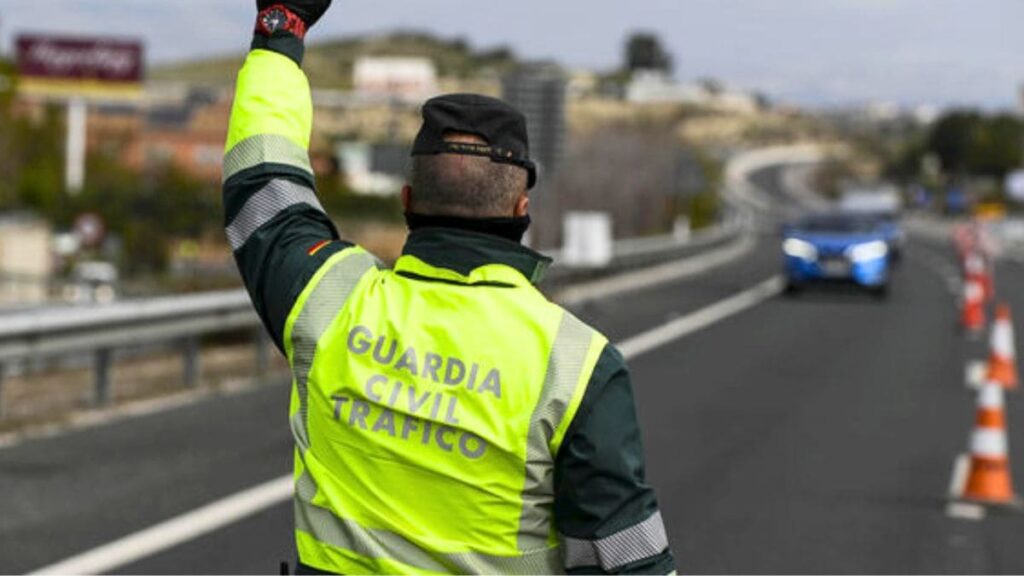 Guardia Civil de tráfico en la carretera