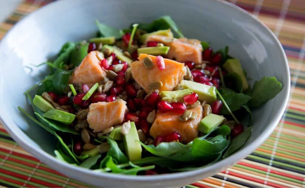 Ensalada de salmón, aguacate y mango