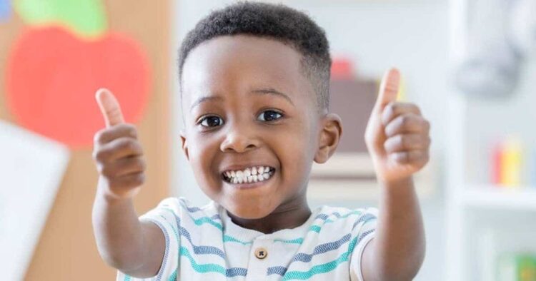 Niño sonriendo, en el día de la Felicidad