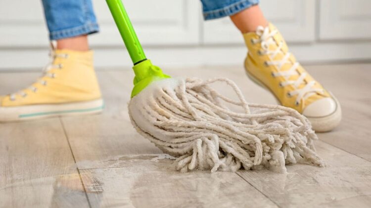 El truco para limpiar los suelos con vinagre