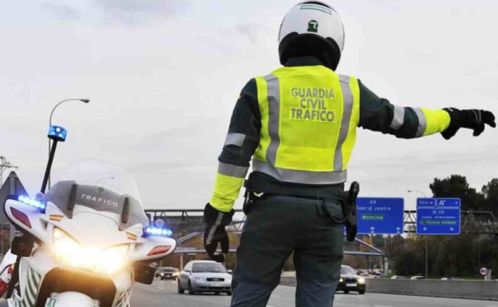 Estas son las 3 grandes distracciones por las que más multa la DGT