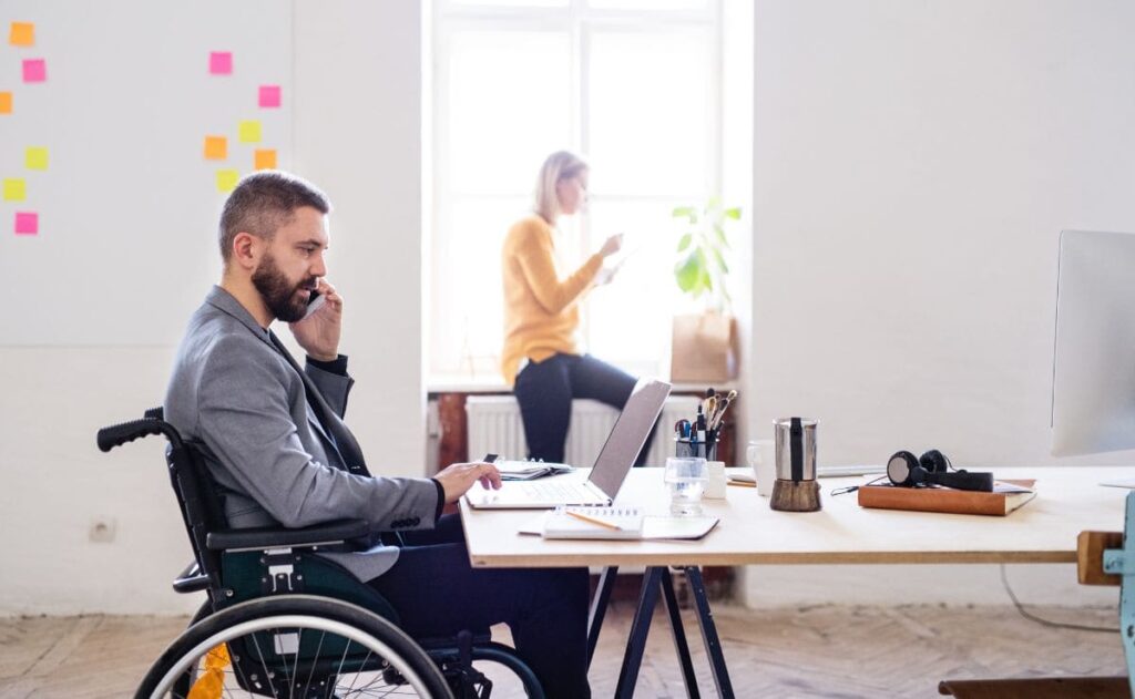 Hombre con discapacidad que encuentra empleo gracias a 'Por Talento', de Fundación ONCE