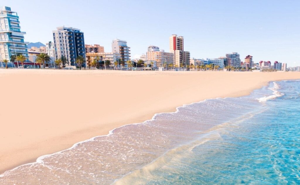 Playa de Gandía con hoteles en primera línea de costa. Discapacidad intelectual