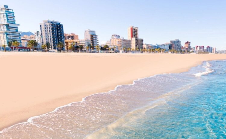 Playa de Gandía con hoteles en primera línea de costa. Discapacidad intelectual