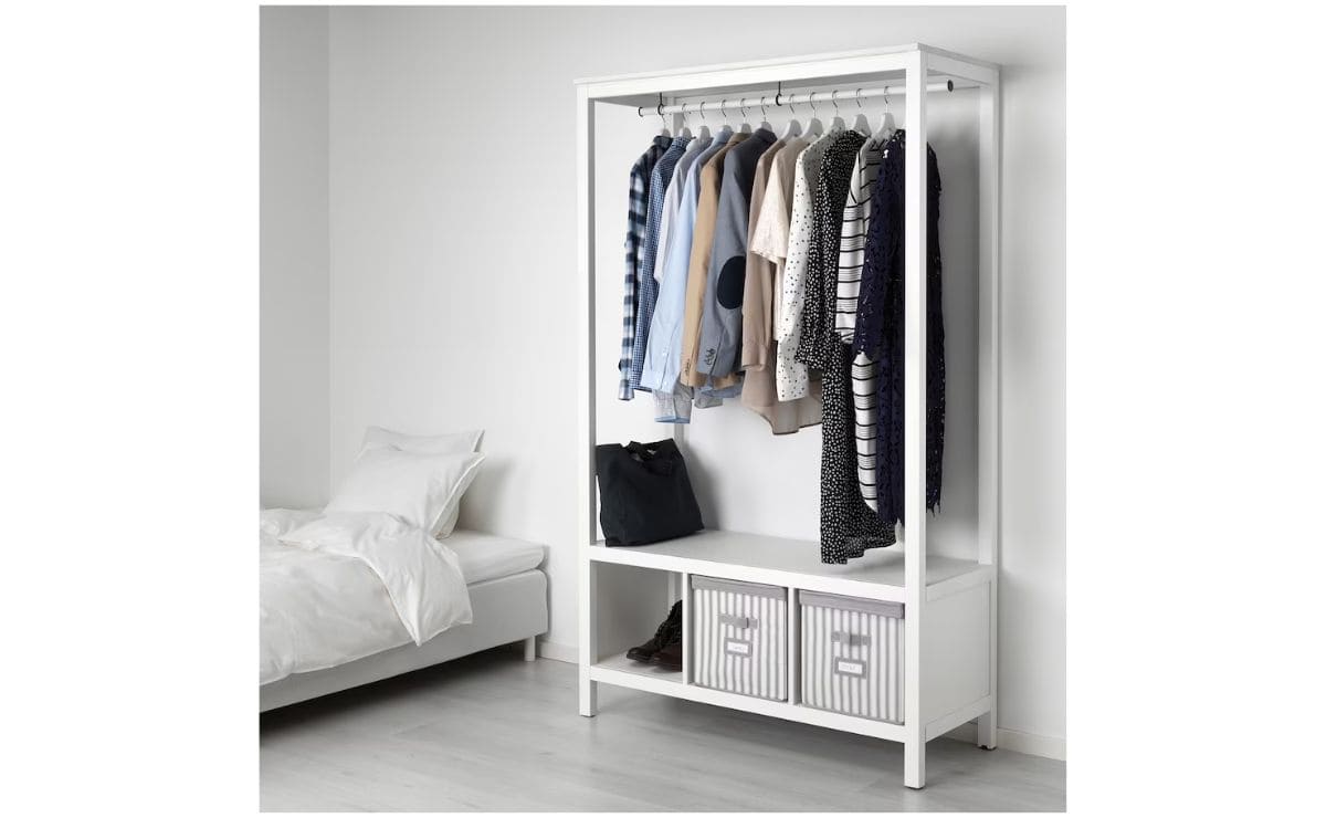 El mueble de recibidor de IKEA que sirve como perchero y zapatero para  ordenar tu hogar