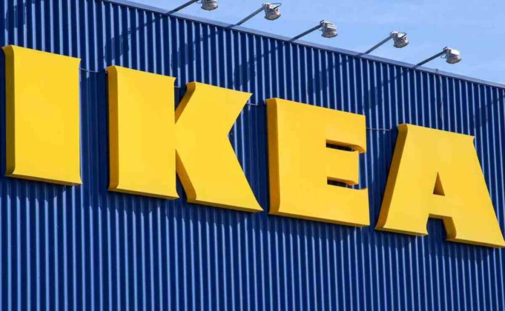 Gana espacio extra para guardar ropa con este armario barato y esquinero ahora rebajado en IKEA