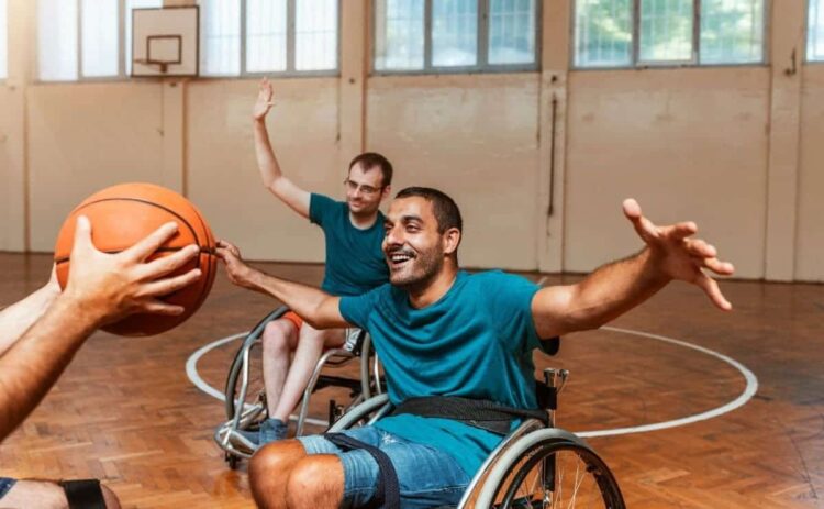 Personas con discapacidad en silla de ruedas juegan al baloncesto