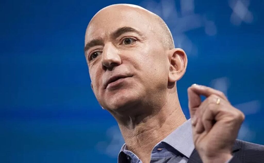 Jeff Bezos advierte sobre las compras en el Black Friday: "No compren televisores, frigoríficos o coches nuevos"